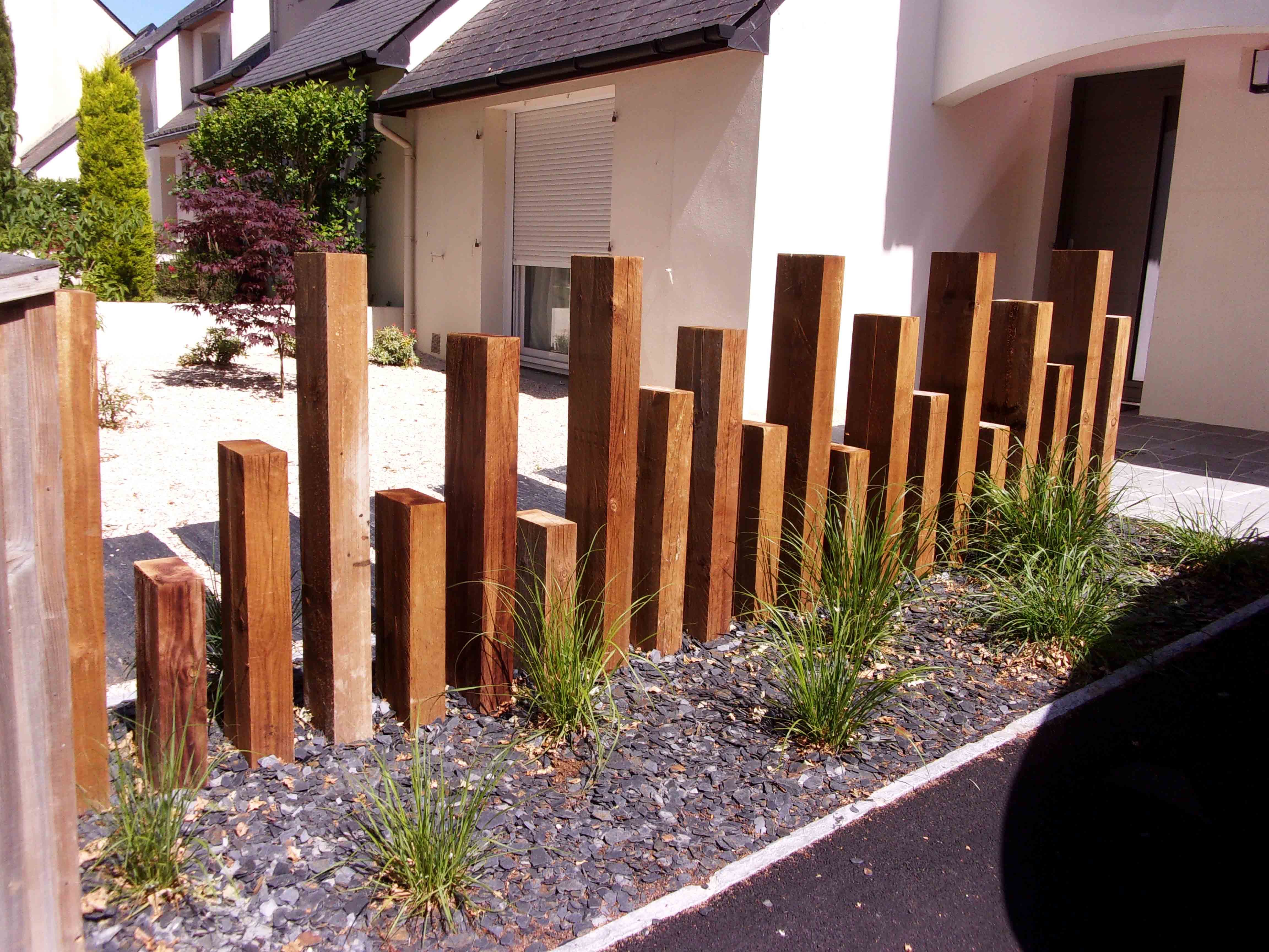 Aménagement paysager avec ganivelle et structures bois dans un jardin du nord de Nantes.
