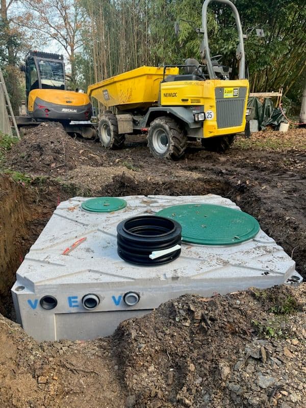 Gestion durable de l’eau au jardin : pose d’un système de récupération par un paysagiste en Loire-Atlantique