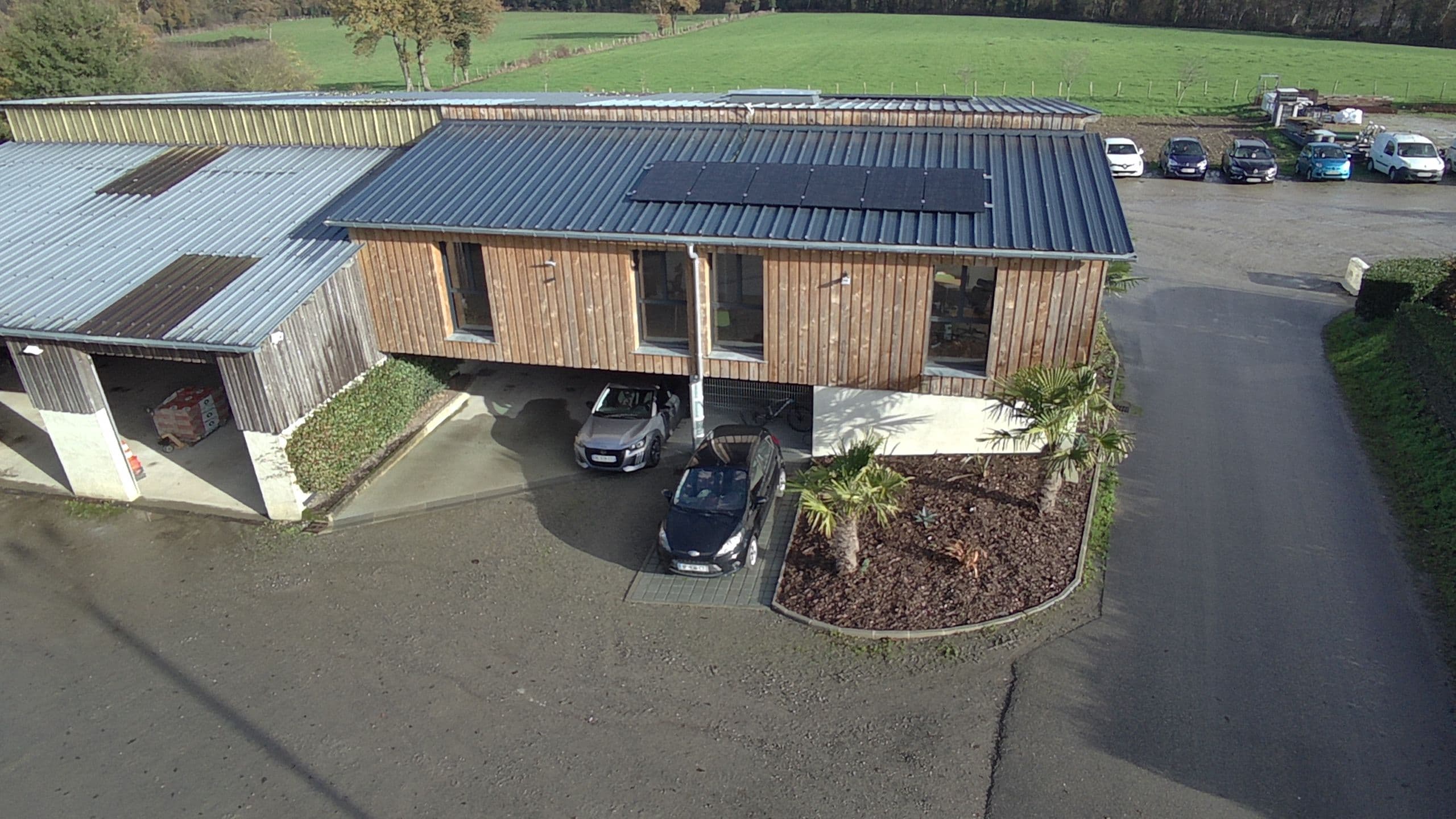 Installation de panneaux photovoltaïques sur les bureaux d’Erdre Paysage à Sucé-sur-Erdre, une démarche concrète pour la transition énergétique locale.