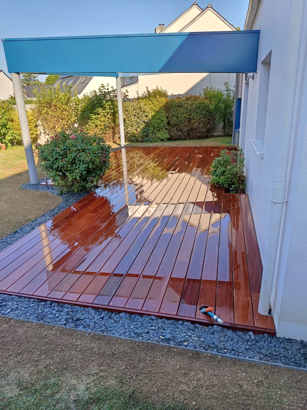 Terrasse bois exotique sous pergola bleue à Sucé-sur-Erdre – Erdre Paysage