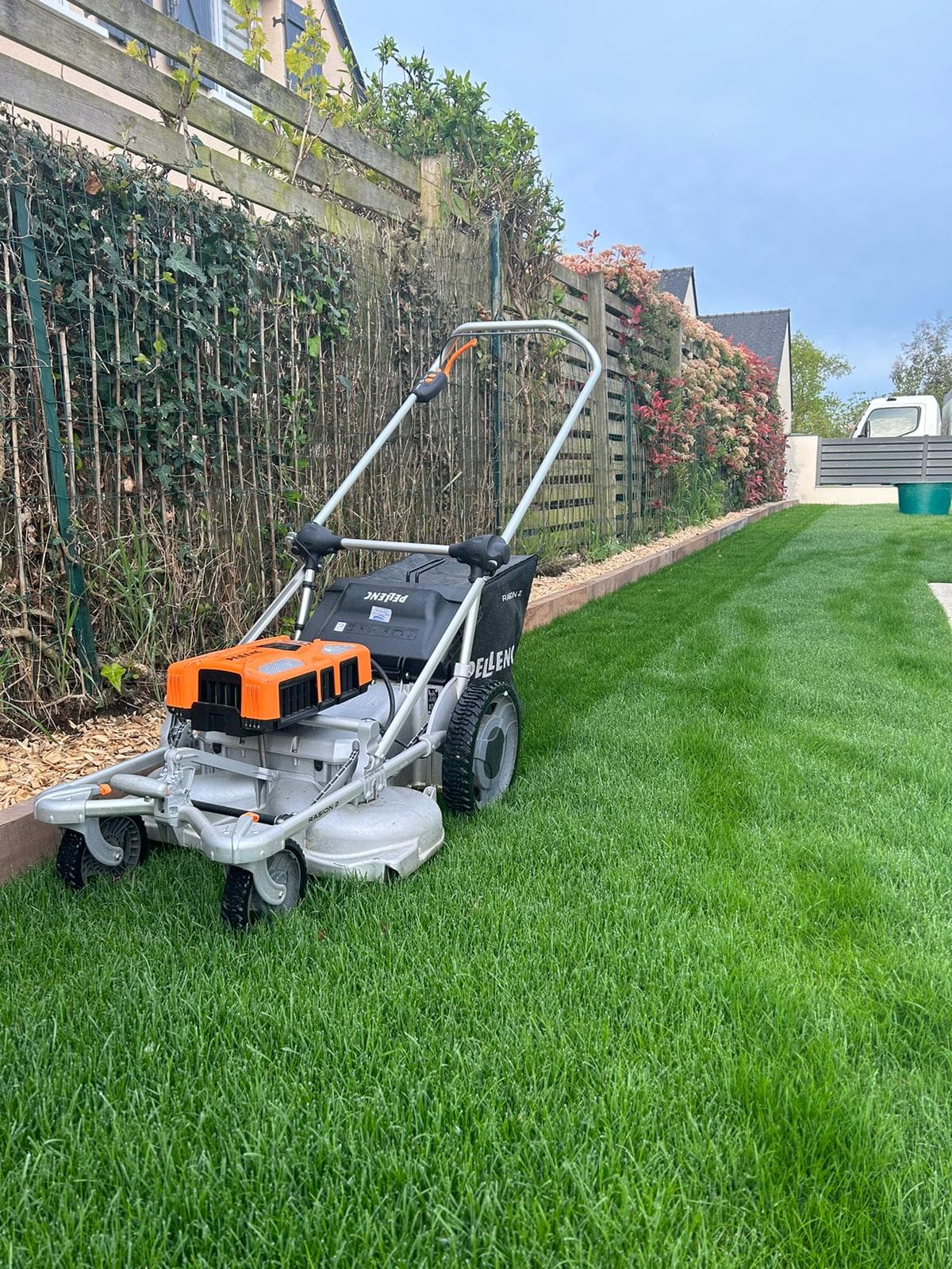Tondeuse professionnelle réalisant une tonte de propreté dans un jardin entretenu à Sucé-sur-Erdre avant l’hiver.